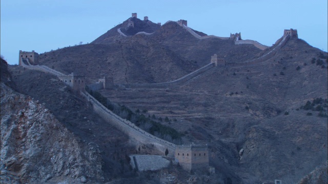 中国的长城沿着山脊延伸。视频下载