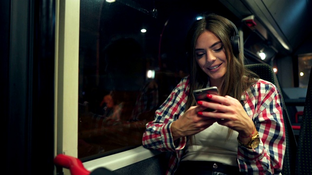 在公交车上用手机的女人视频素材