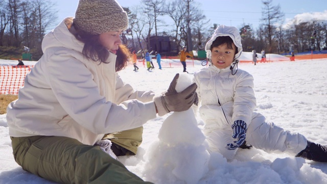 妈妈和儿子在日本玩雪。视频素材