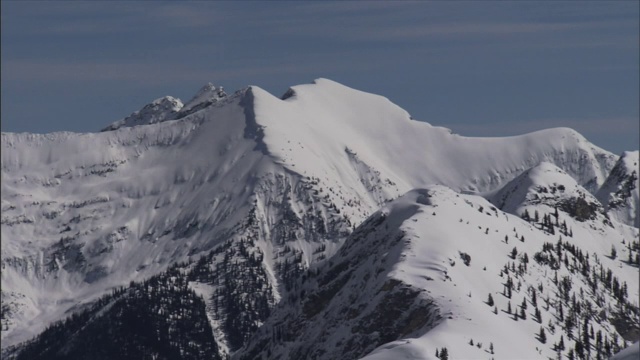 大雪覆盖着山脊下的山坡。视频下载