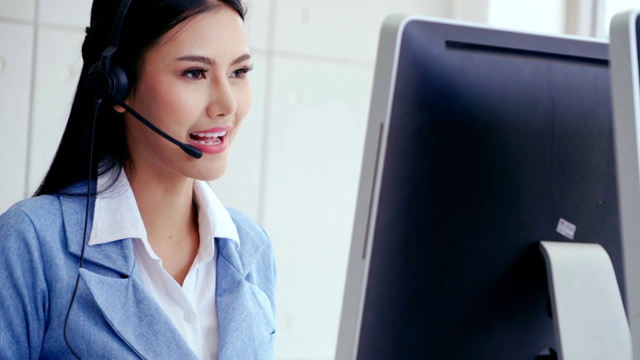 客户支持座席或呼叫中心与客户进行耳机通话。视频素材