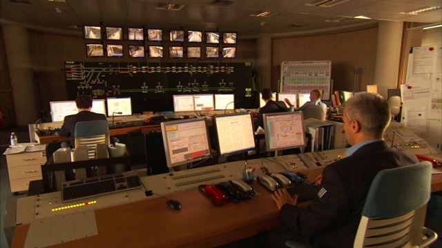 操作工程师在地铁站的控制室工作。视频下载
