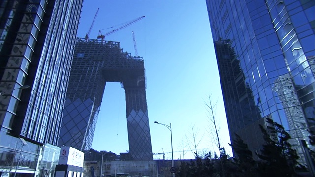 正在施工的中国中央电视台总部大楼顶上矗立着吊车。视频素材