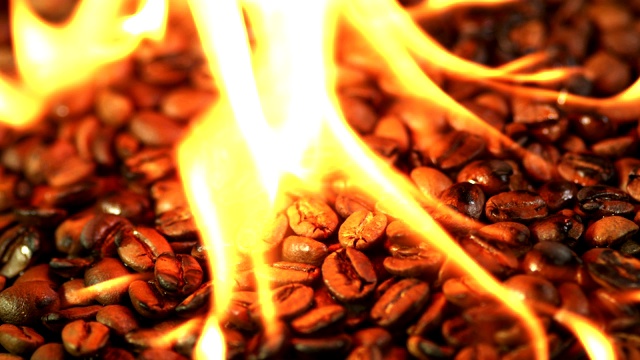 在火焰和烟雾之间烘焙咖啡豆。视频下载
