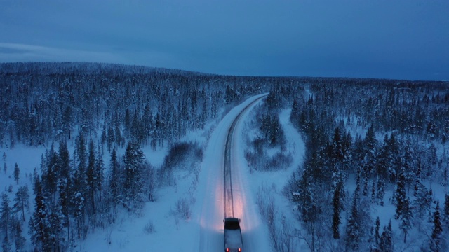 冬季鸟瞰图跟踪拍摄车辆在乡村道路上行驶视频下载