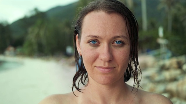 海边沙滩上的蓝眼睛可爱女人视频下载