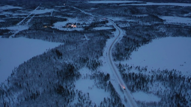 鸟瞰图的汽车行驶在农村道路在冬季视频素材