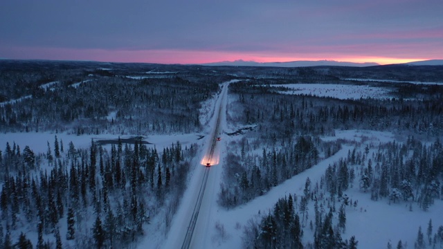 汽车驾驶在农村道路在冬季鸟瞰图视频下载