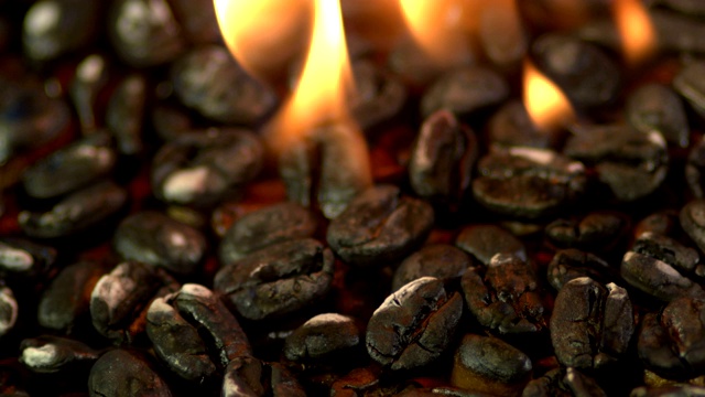 在火焰和烟雾之间烘焙咖啡豆。视频素材