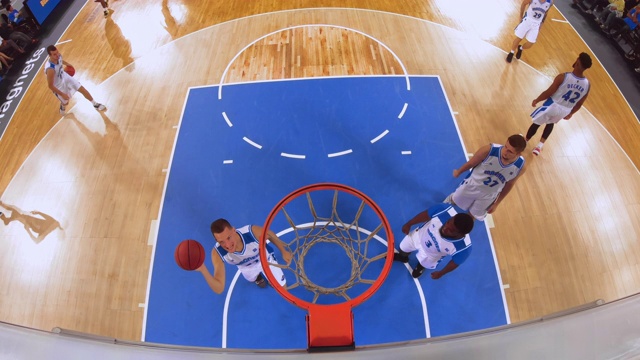 篮球运动员在篮球场上投篮视频下载
