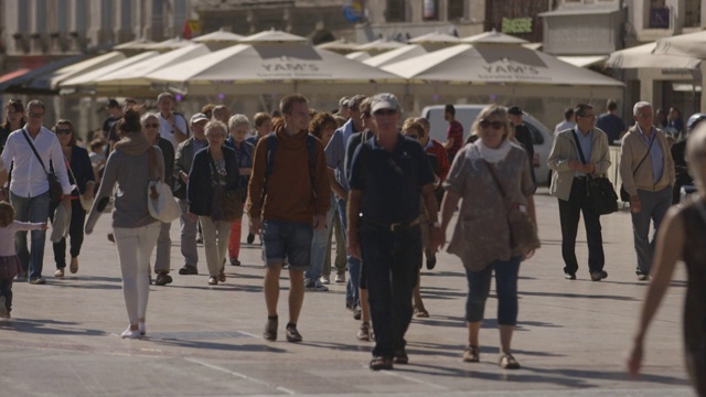 蒙彼利埃主要广场上的游客视频下载