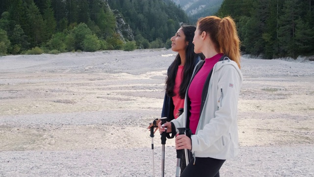 斯洛文尼亚西北部沿着河床徒步旅行的年轻女性视频下载