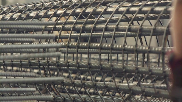 堆垛式圆柱加固在金属加工工厂繁重吊装准备中的应用。视频素材
