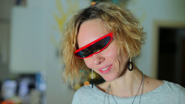 一个戴着现代眼镜的女孩的肖像。视频素材