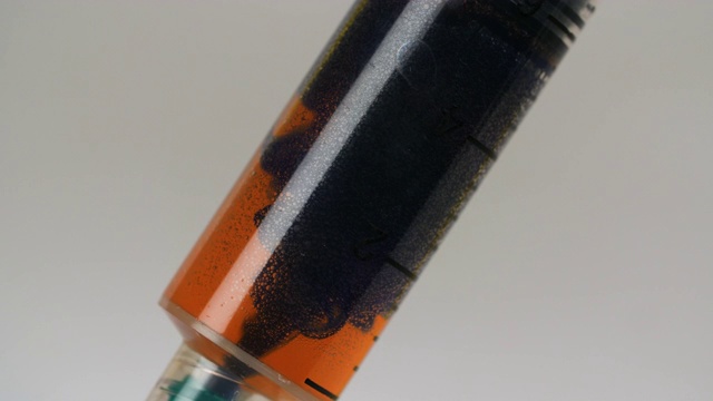 注射器中CU蓝色液体填充橙色液体视频素材