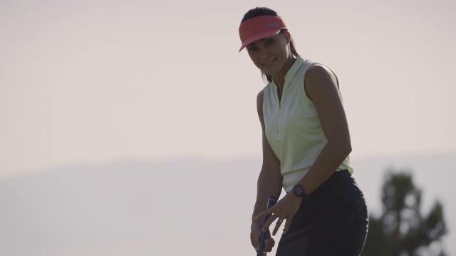 女子高尔夫球手推杆然后庆祝/雪松山，犹他州，美国的慢镜头近景视频素材
