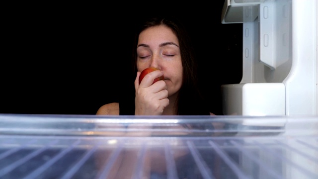 女人打开冰箱吃苹果视频下载