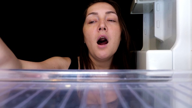 女人打开冰箱吃巧克力视频下载