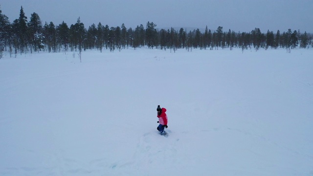 年轻女子在深雪上奔跑，很有趣视频素材