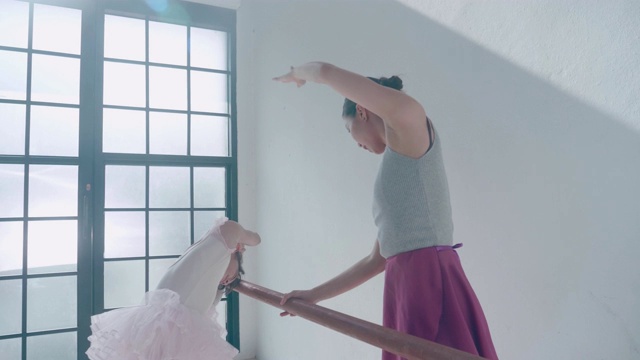 泰国老师和她可爱的芭蕾舞女演员上芭蕾课视频素材
