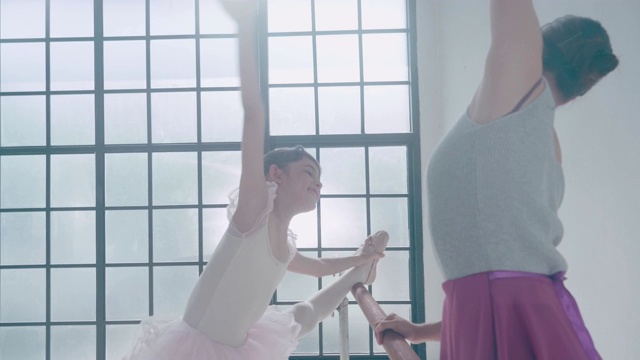 可爱的芭蕾舞女演员正在上私人芭蕾课。股票视频视频素材