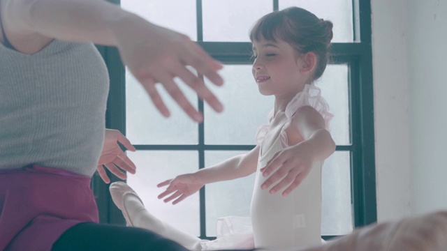 芭蕾舞者教室为伸展股票视频视频素材