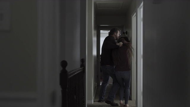 美国犹他州斯普林维尔，父亲拖着女儿走在走廊上，然后推搡介入的母亲，移走腰带视频素材