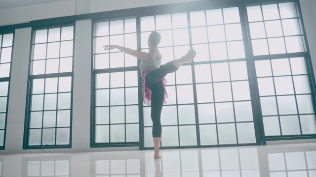 泰国芭蕾舞女与她的爱好视频下载