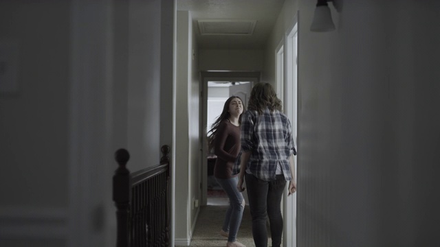 美国犹他州斯普林维尔，母亲和叛逆的女儿争吵，然后女孩摔卧室门视频素材