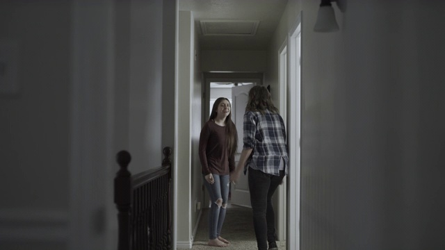 美国犹他州斯普林维尔，母亲和女儿吵架，然后女孩摔卧室门的慢镜头视频下载