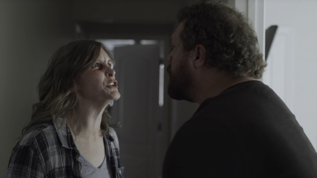 一对夫妇在走廊里争吵，然后女人扇男人的脸的慢动作特写/斯普林维尔，犹他州，美国视频素材