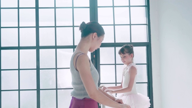 泰国老师和她可爱的芭蕾舞女演员上芭蕾课视频素材