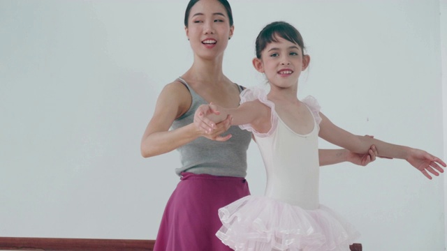 年轻的芭蕾舞演员和她的教练练习芭蕾舞视频素材