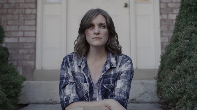 放大镜头，美国犹他州斯普林维尔，一位严肃的黑眼圈女性坐在门廊上视频素材