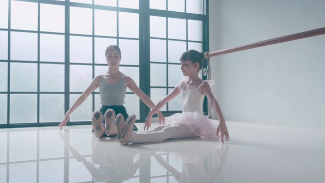 两个芭蕾舞演员伸展腿视频素材