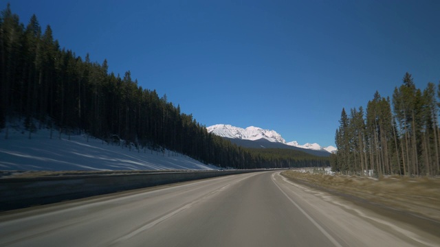 POV:在高速公路上行驶时拍摄的未受影响的山区荒野视频素材