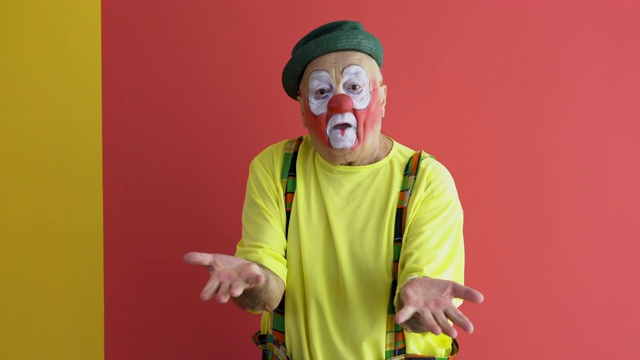年老的小丑在彩色背景视频下载