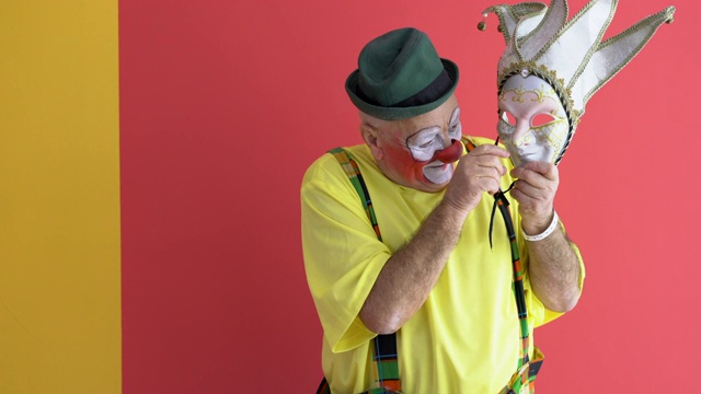 年老的小丑在彩色背景视频下载