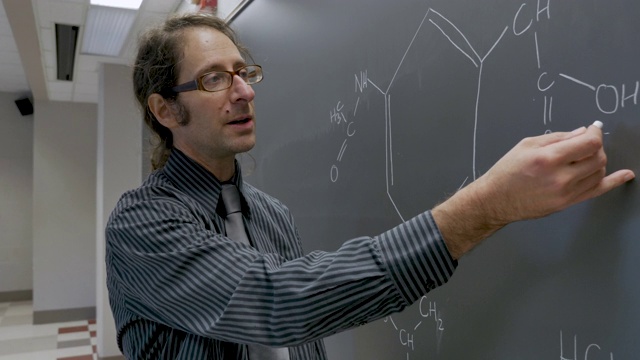 教师用粉笔在黑板上写字教学化学稳定弹视频下载