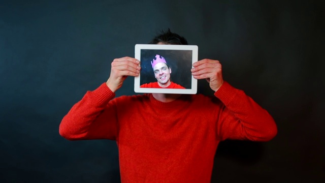一个电子人拿着一个平板电脑，而不是脸。视频下载