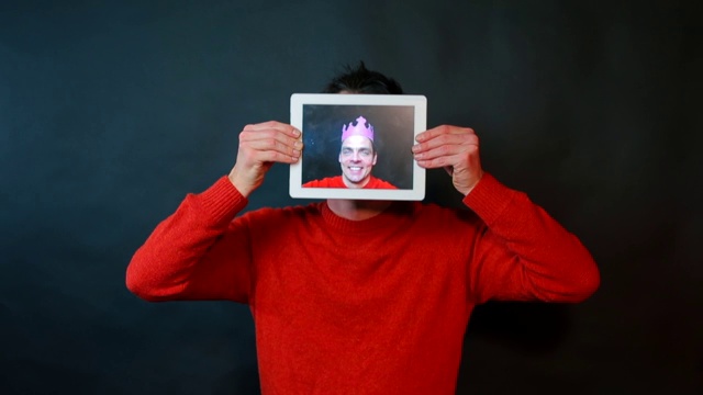 一个男人在平板电脑屏幕上的肖像。视频下载