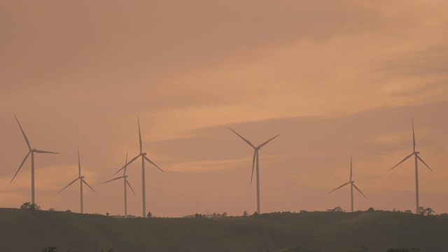 日落时的风力涡轮机。视频下载