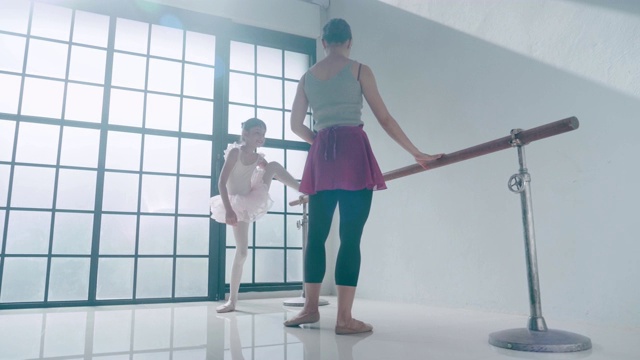 芭蕾舞教练和她可爱的芭蕾舞女老师视频素材