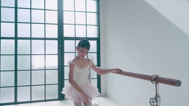 可爱的芭蕾舞女演员在舞蹈工作室赞美她的芭蕾舞地位视频素材