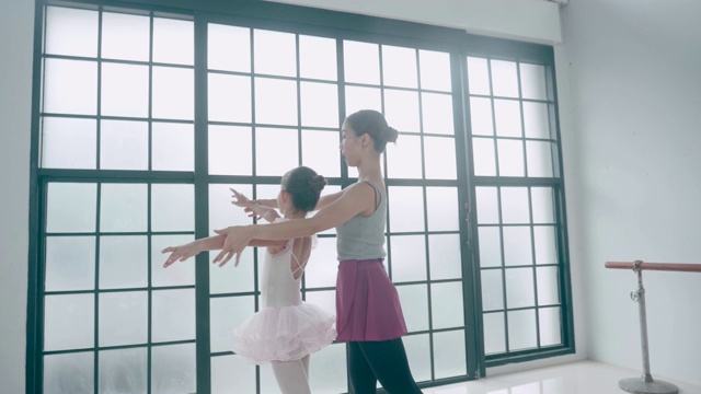 可爱的女孩在可爱的老师旁边做她的爱好芭蕾视频素材