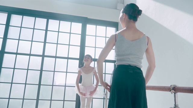 女老师在芭蕾舞学校教小女孩录像视频素材