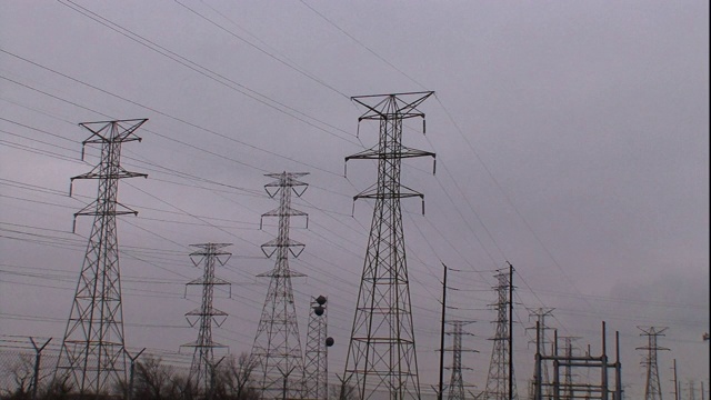 几个输电塔占据了一块场地。视频下载