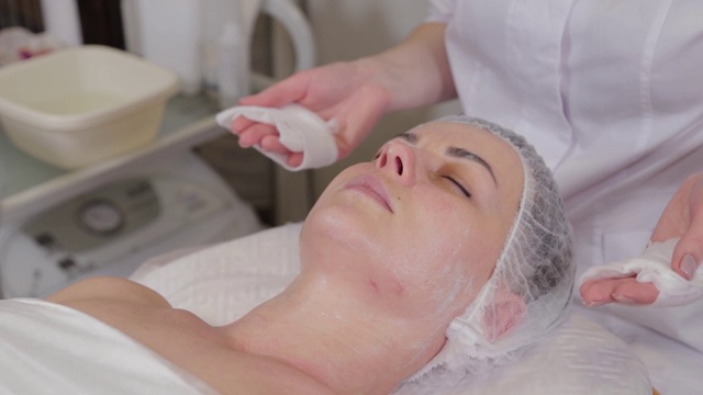 专业美容师在手术前给病人洗脸视频下载