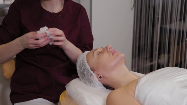 专业美容师在手术前给病人洗脸视频素材