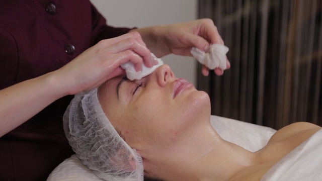 专业美容师在手术前给病人洗脸视频素材